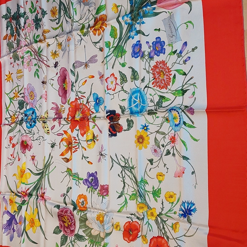 Gucci scarf with flower